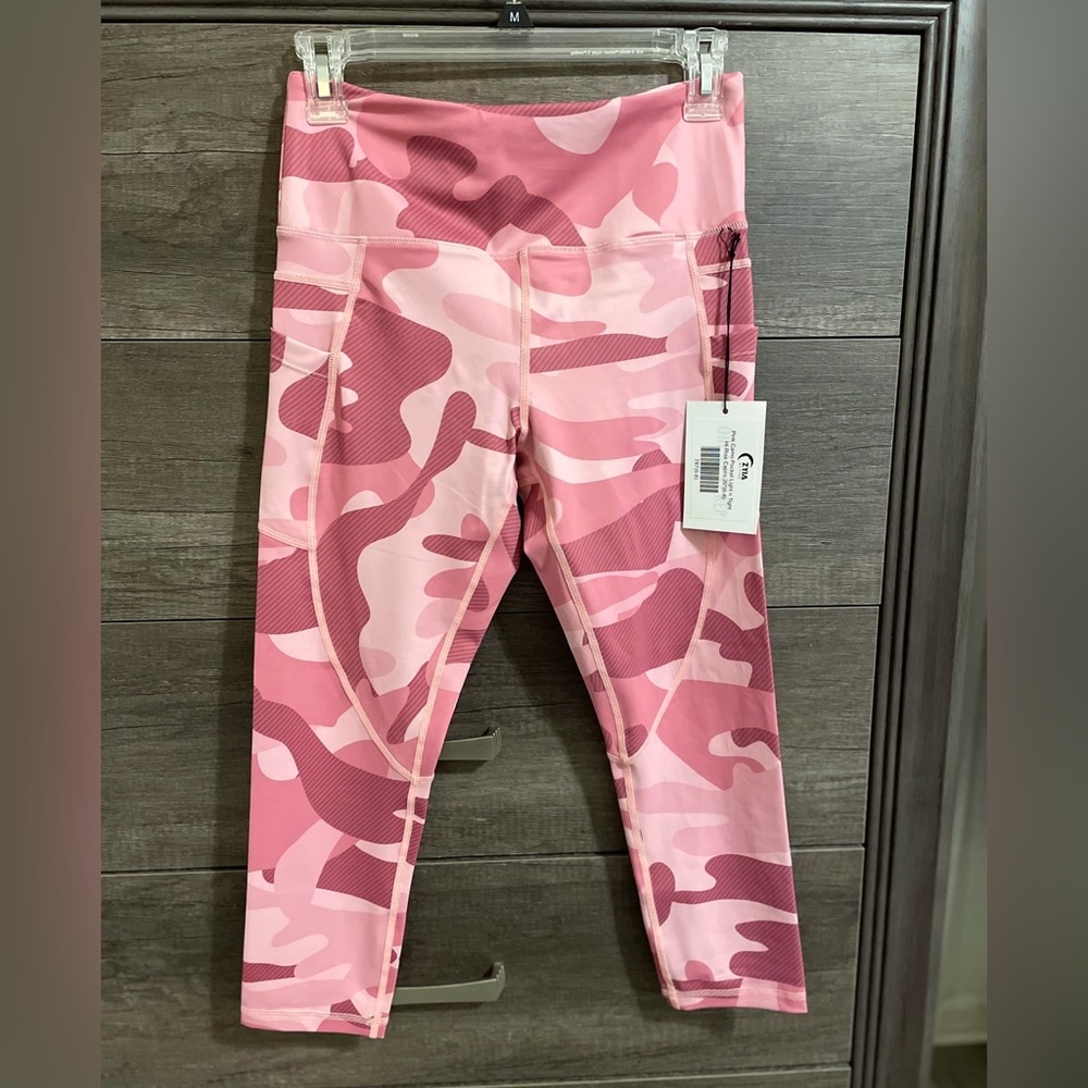 Zyia Pink Camo Capris Leggings (Activewear/Size 6-8)